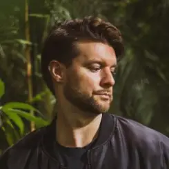 Yotto feat. CAPS - Wondering слушать онлайн