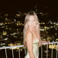 Chloe Adams - Iris слушать онлайн