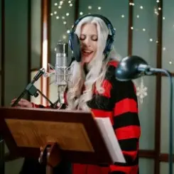 Lady Gaga - Santa Claus Is Coming To Town слушать онлайн